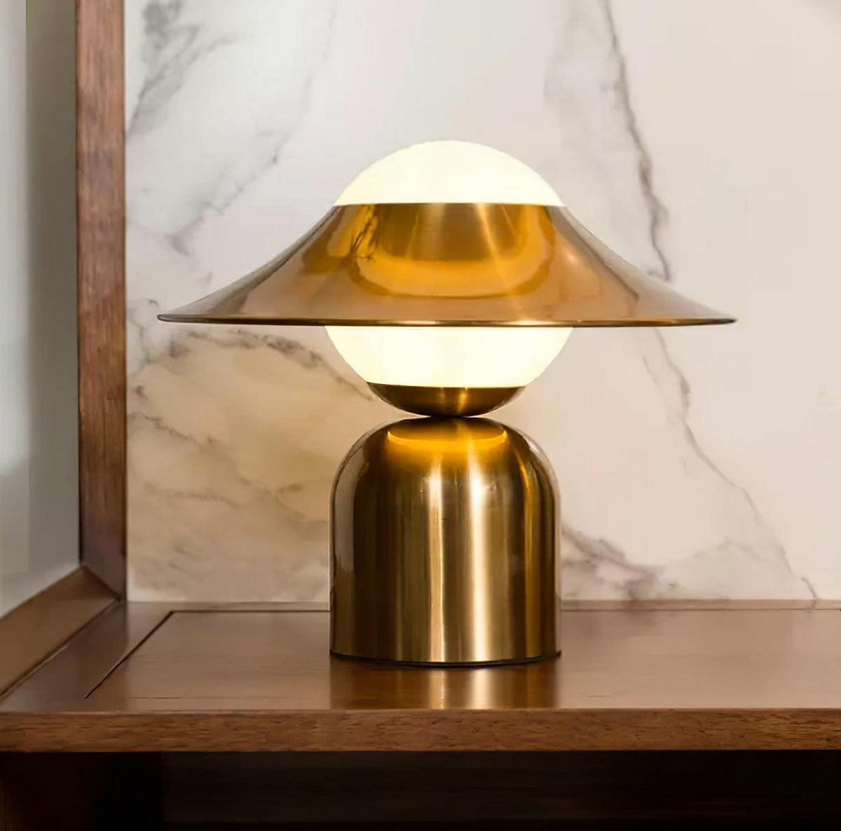 Italon lámpara de mesa Luxe en latón para escritorio