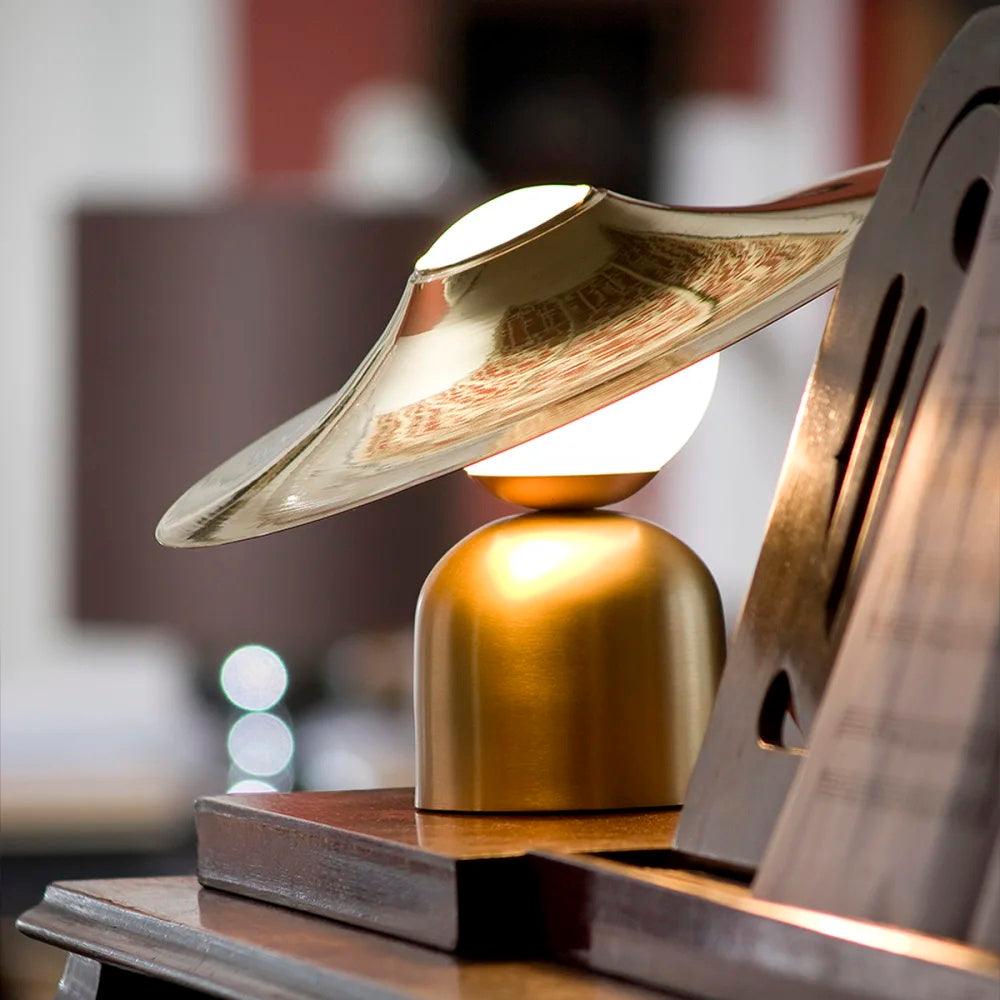 Italon lámpara de mesa Luxe en latón para escritorio