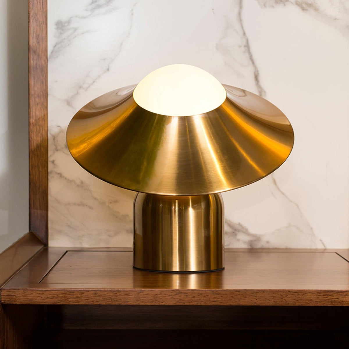 Italon lámpara de mesa Luxe en latón para escritorio