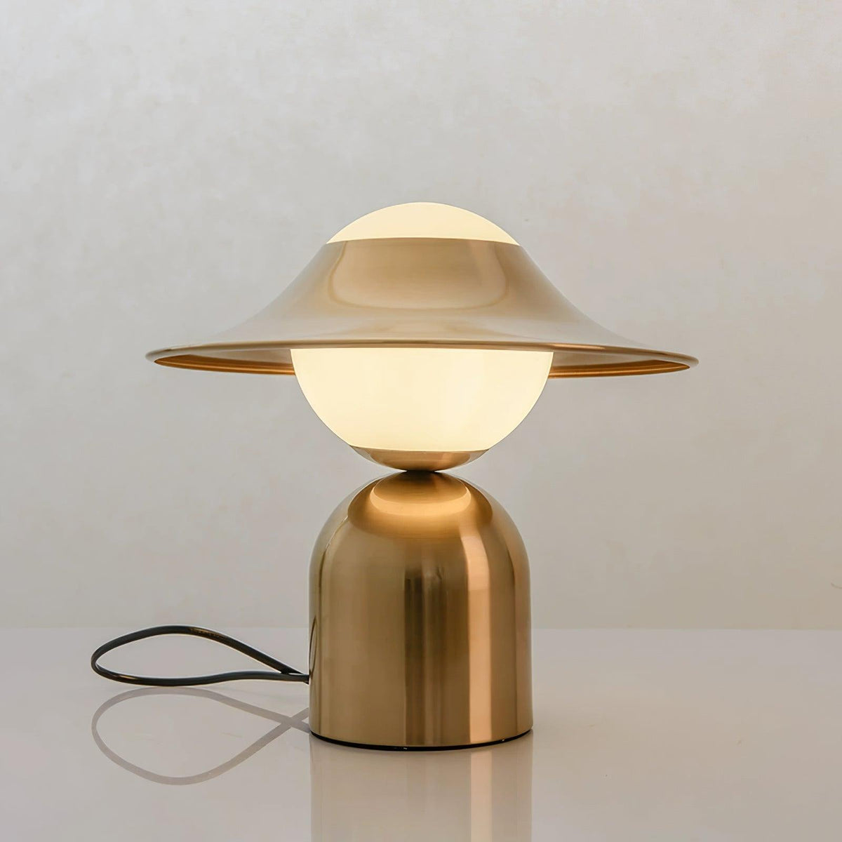 Italon lámpara de mesa Luxe en latón para escritorio