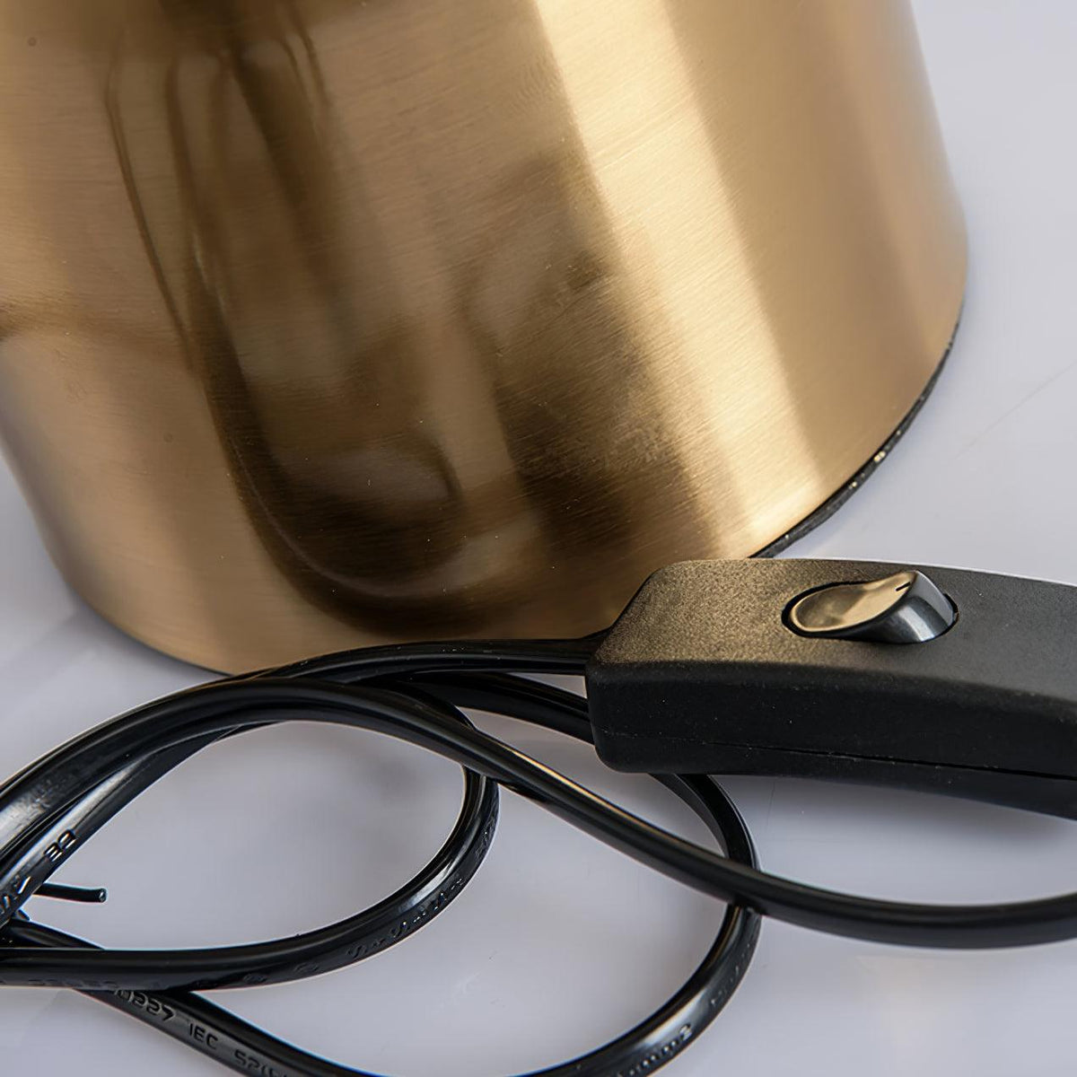 Italon lámpara de mesa Luxe en latón para escritorio