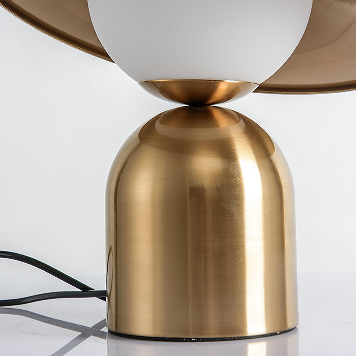 Italon lámpara de mesa Luxe en latón para escritorio