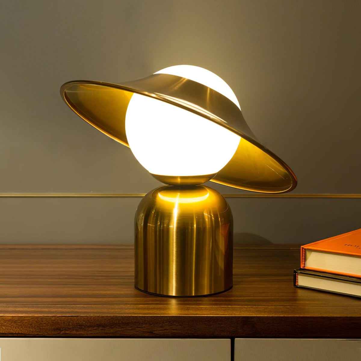 Italon lámpara de mesa Luxe en latón para escritorio