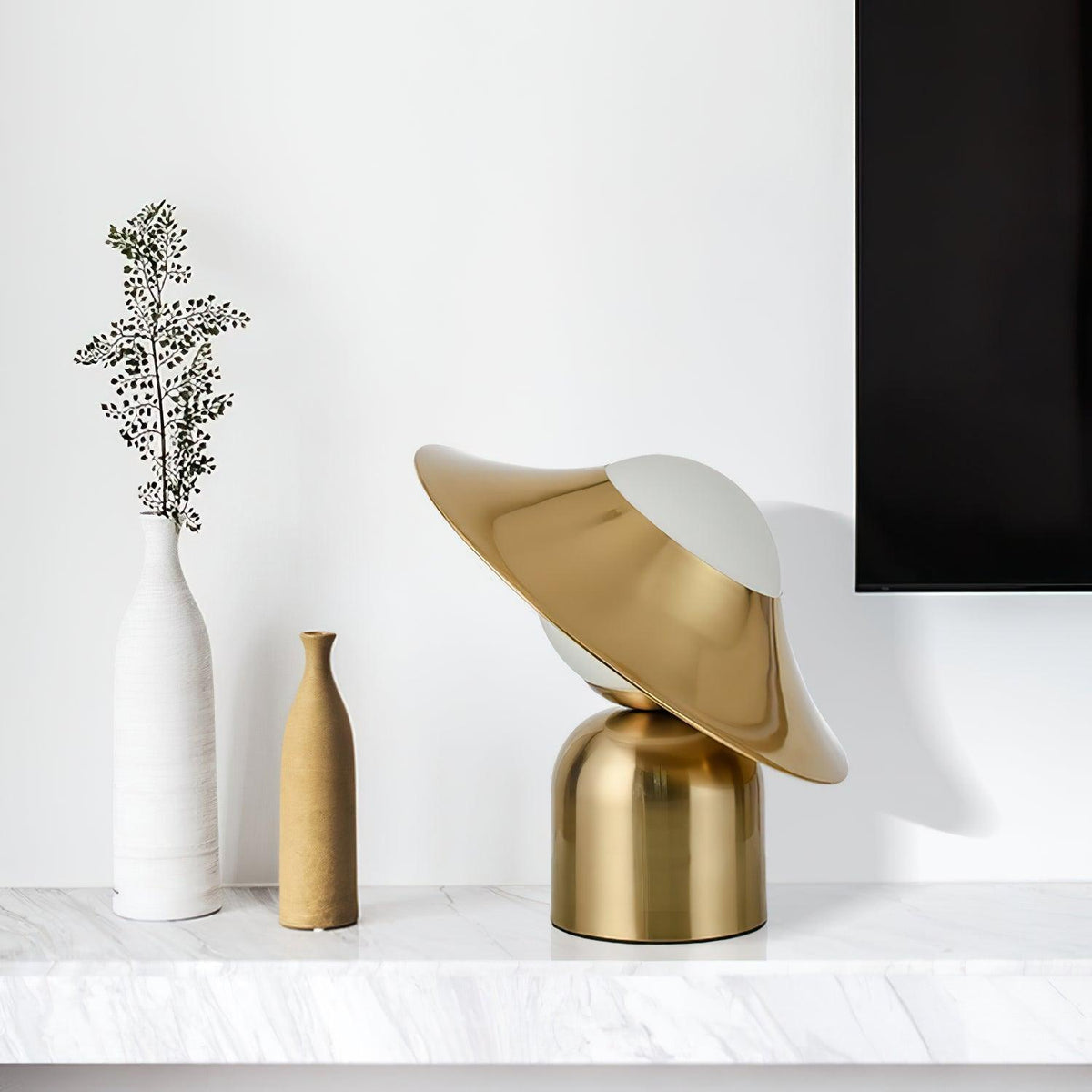 Italon lámpara de mesa Luxe en latón para escritorio
