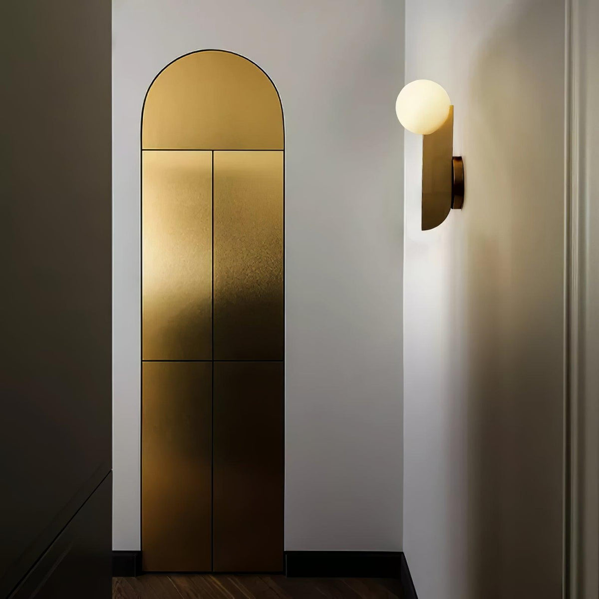 Liorarelle aplique de pared con esfera de vidrio y cuerpo escultórico delgado