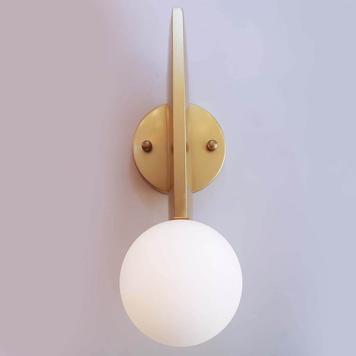 Liorarelle aplique de pared con esfera de vidrio y cuerpo escultórico delgado
