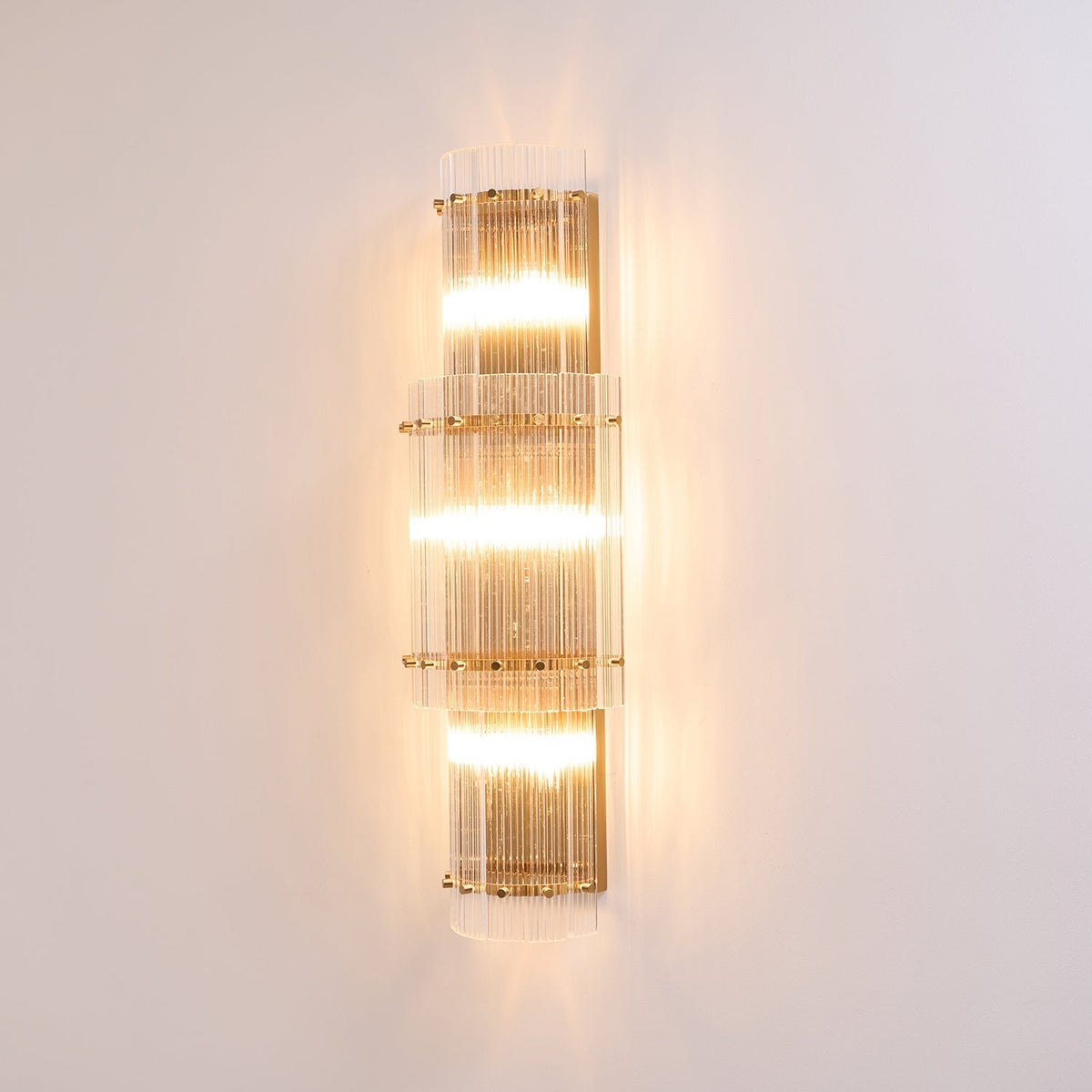 Liorivise aplique de pared con varillas de vidrio estratificado y acabado en cobre moderno