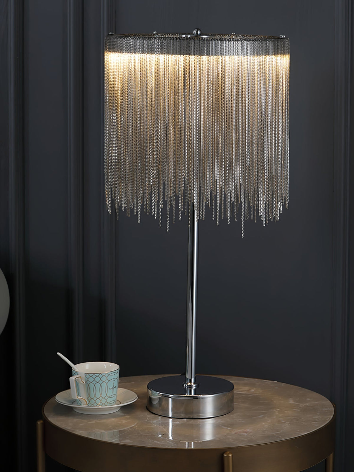 Cascade Cadena Tassel lámpara de mesa