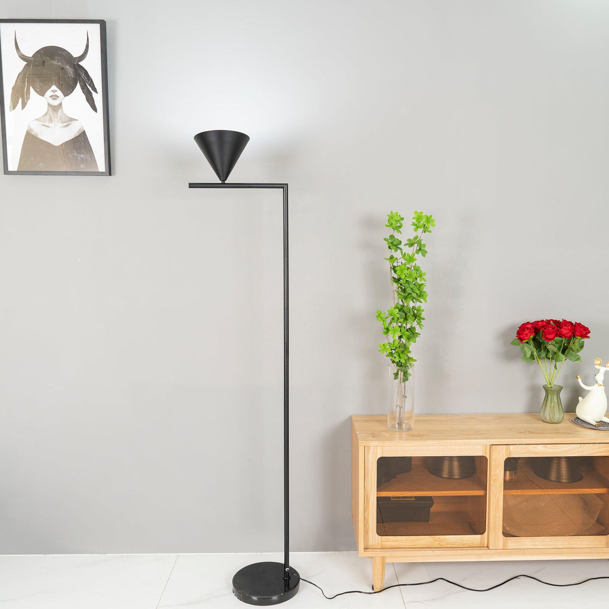 Nell lámpara de pie minimalista