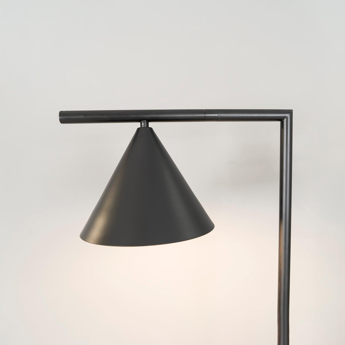 Nell lámpara de pie minimalista
