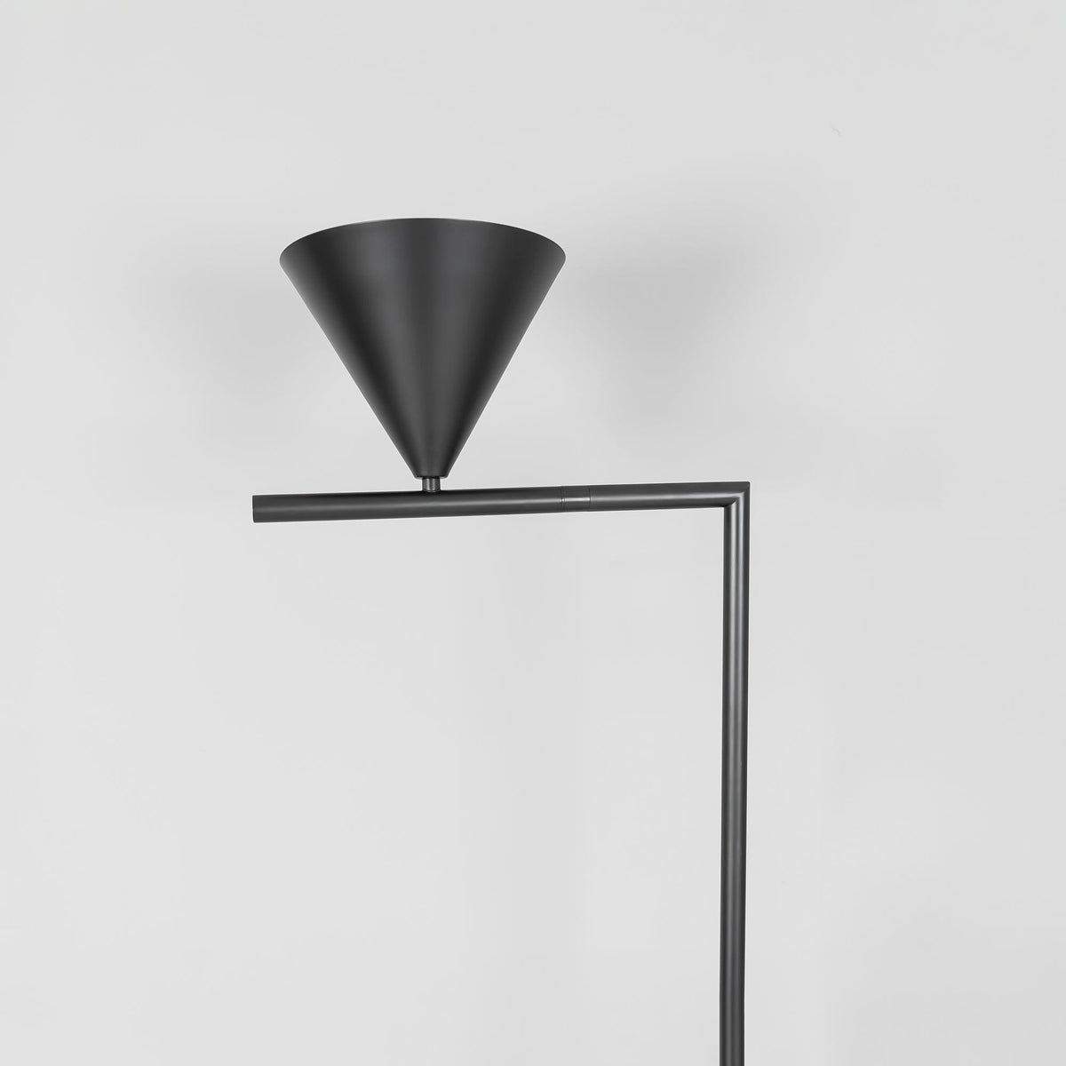 Nell lámpara de pie minimalista