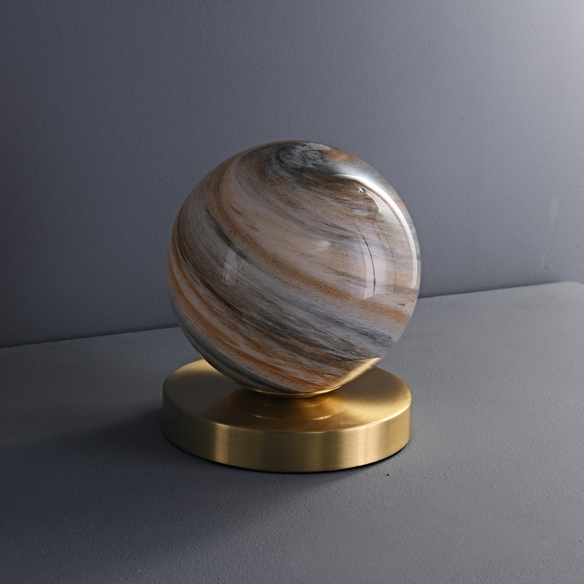 Casuelle lámpara de mesa contemporánea en latón