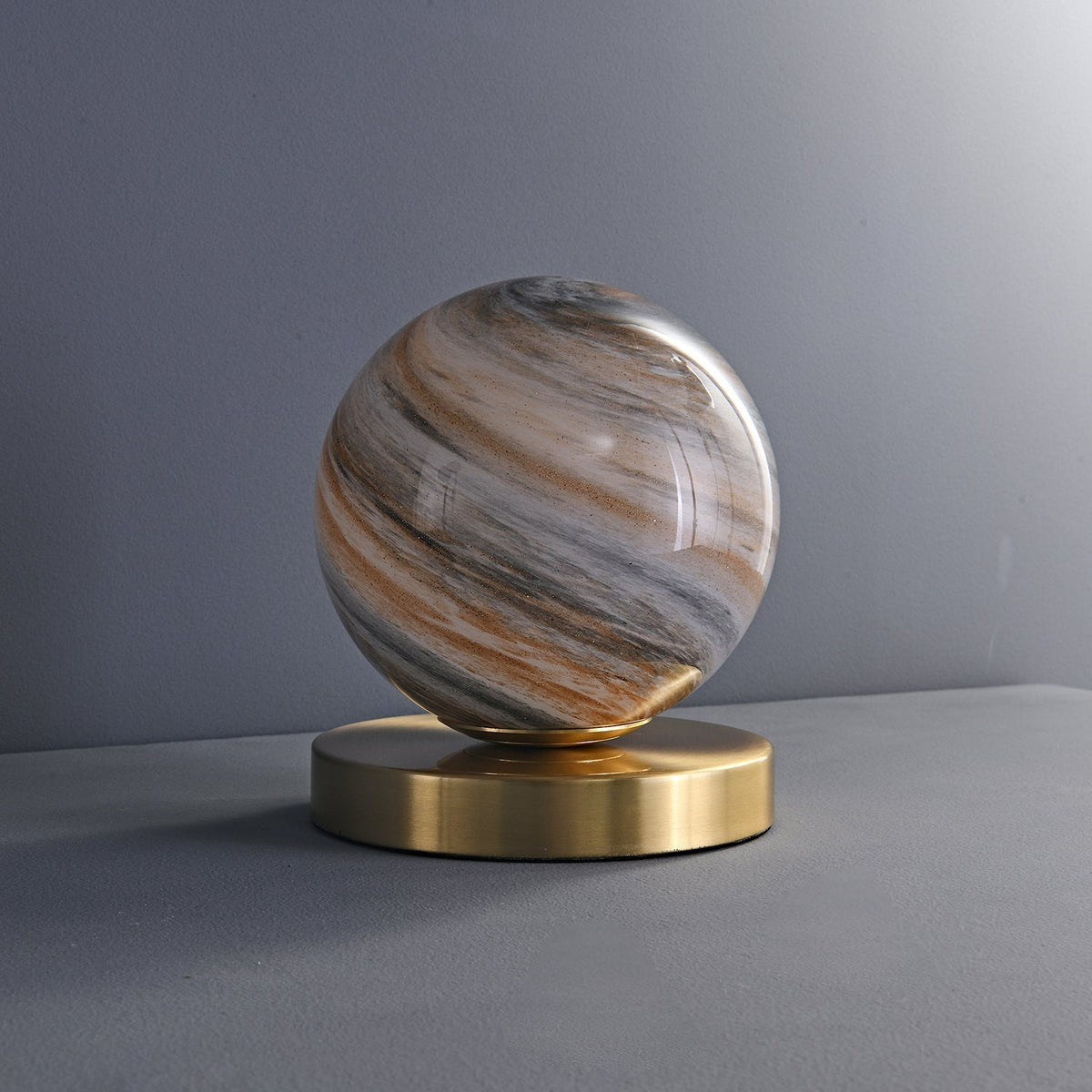 Casuelle lámpara de mesa contemporánea en latón
