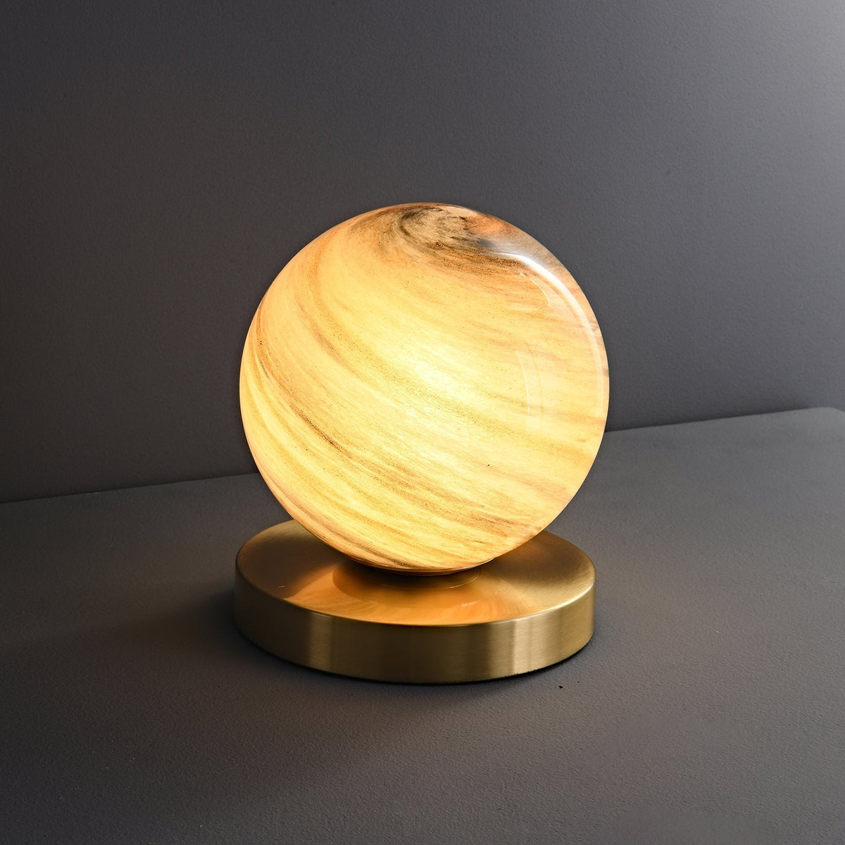 Casuelle lámpara de mesa contemporánea en latón