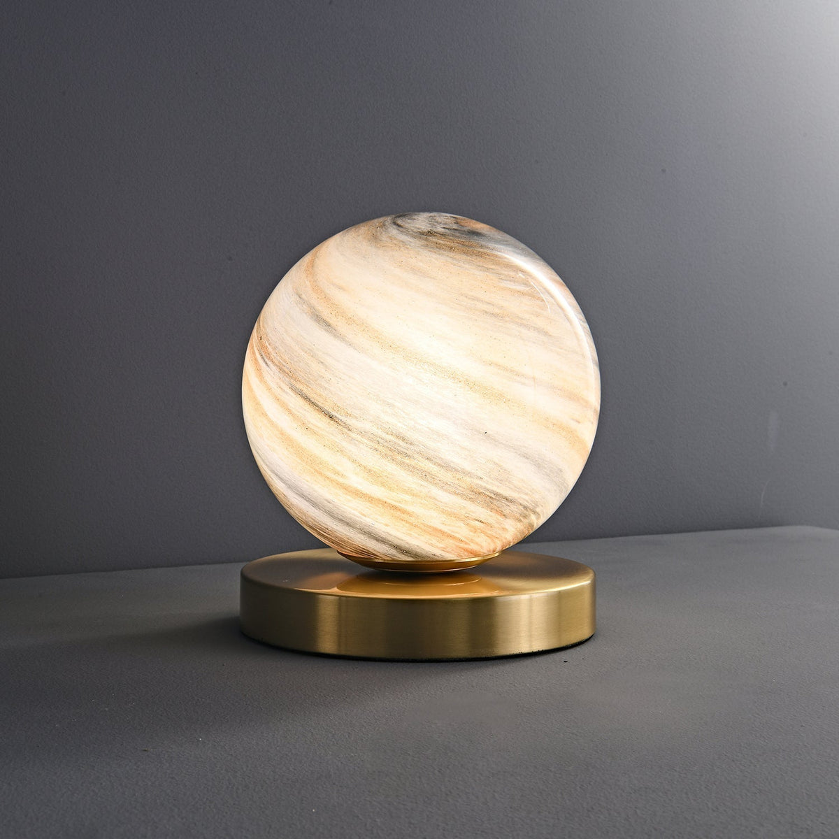Casuelle lámpara de mesa contemporánea en latón