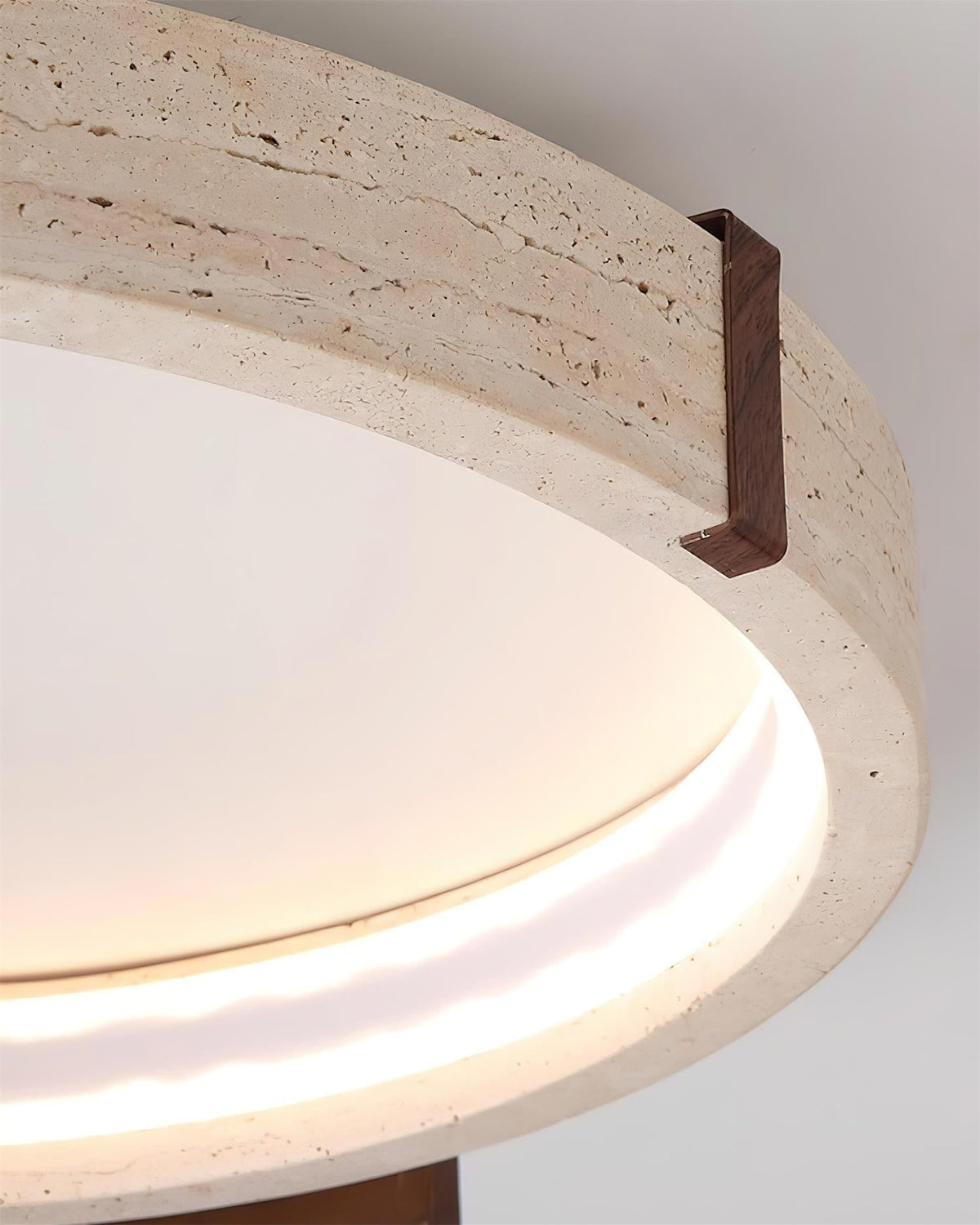 Noreleria lámpara de techo Halo con forma escultórica de travertino y madera