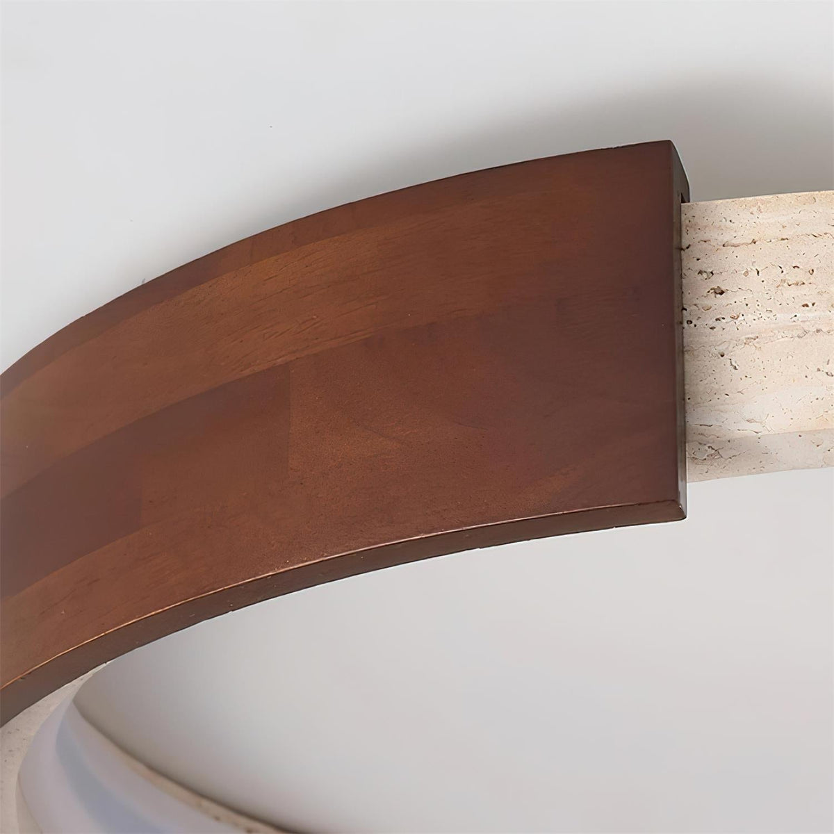 Noreleria lámpara de techo Halo con forma escultórica de travertino y madera