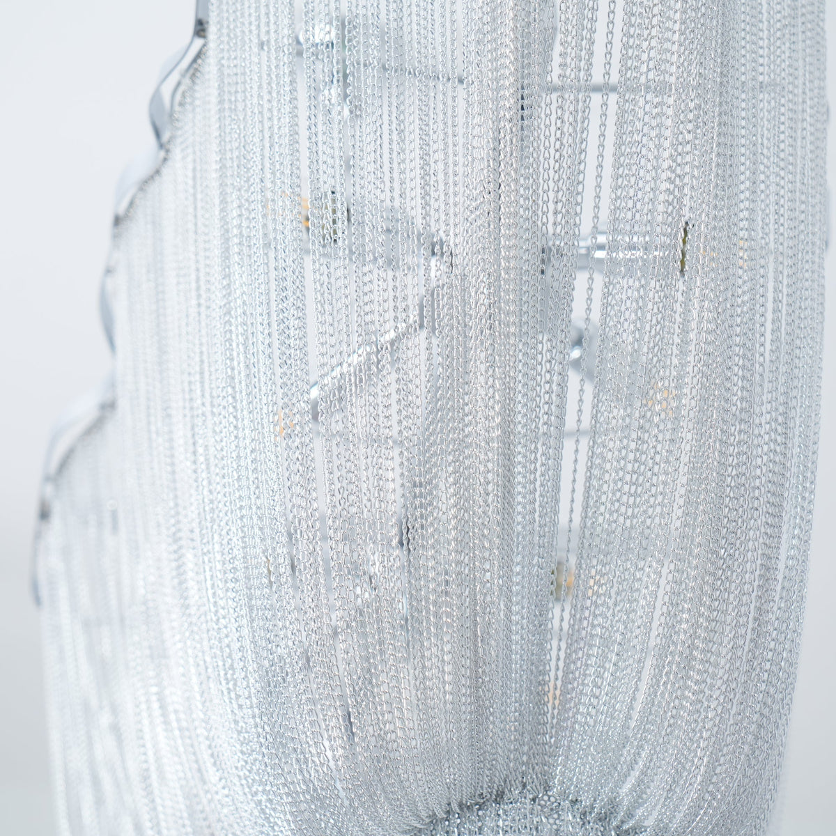 Ardelella lámpara de araña con cadenas de aluminio y acabado níquel brillante