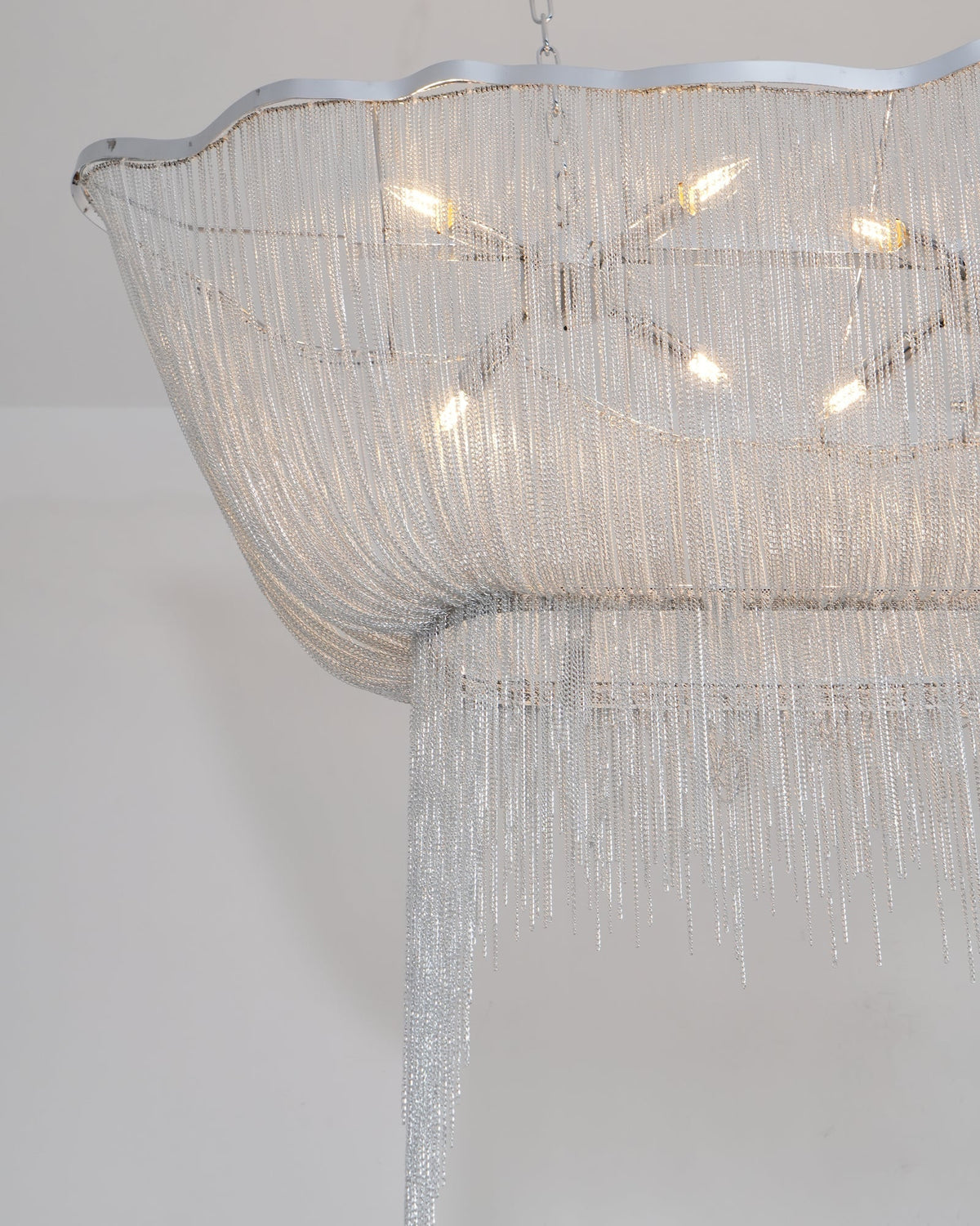 Ardelella lámpara de araña con cadenas de aluminio y acabado níquel brillante