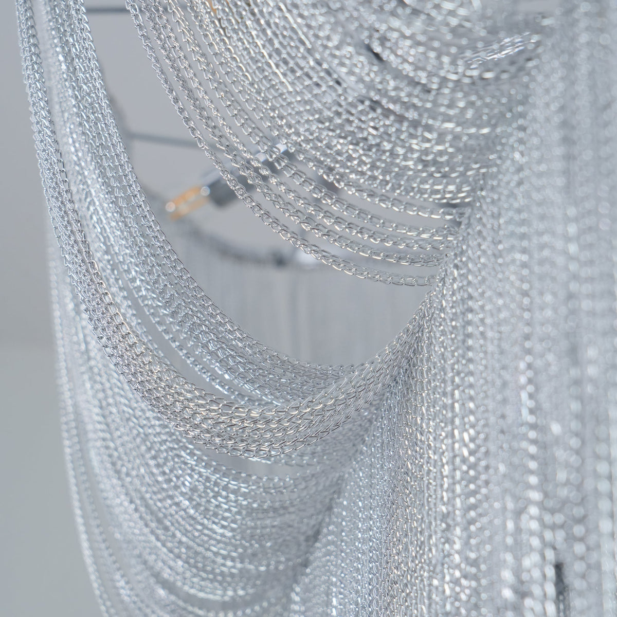Ardelella lámpara de araña con cadenas de aluminio y acabado níquel brillante