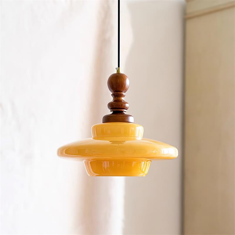Lámpara colgante de vidrio amarillo con acento de madera de nogal