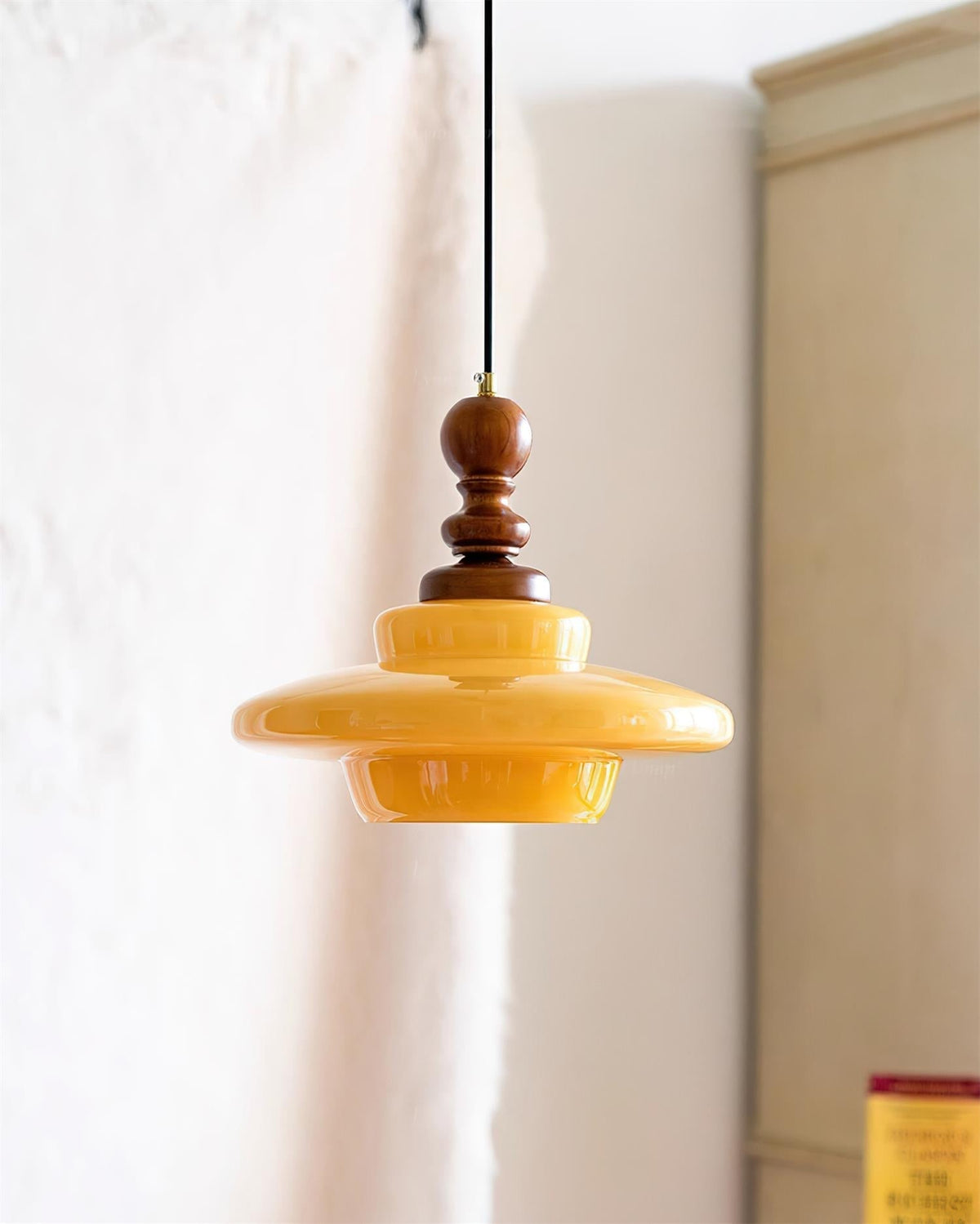 Lámpara colgante de vidrio amarillo con acento de madera de nogal