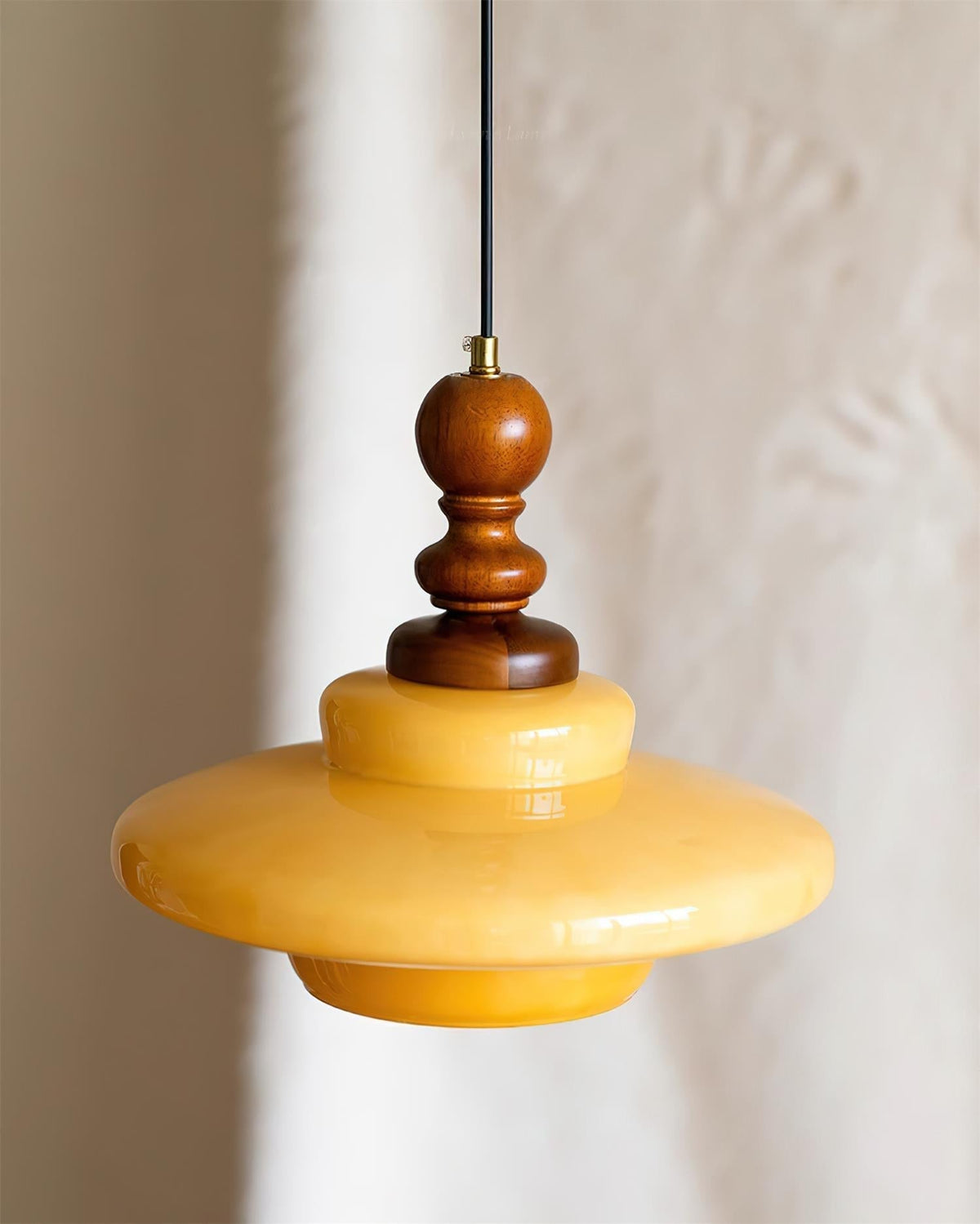 Lámpara colgante de vidrio amarillo con acento de madera de nogal