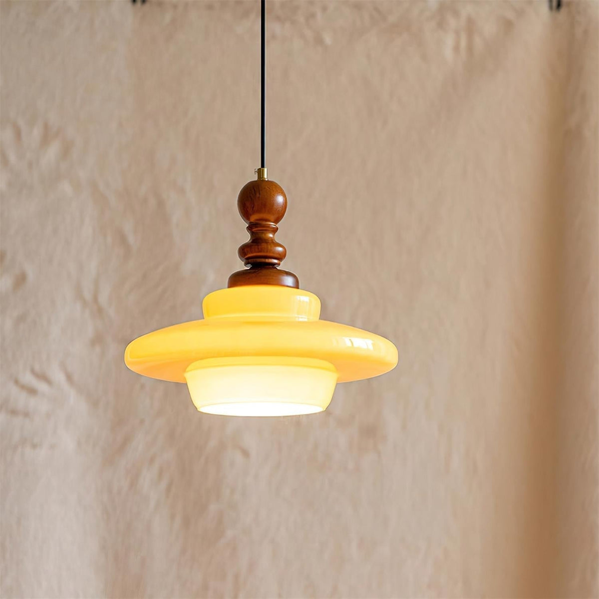 Lámpara colgante de vidrio amarillo con acento de madera de nogal