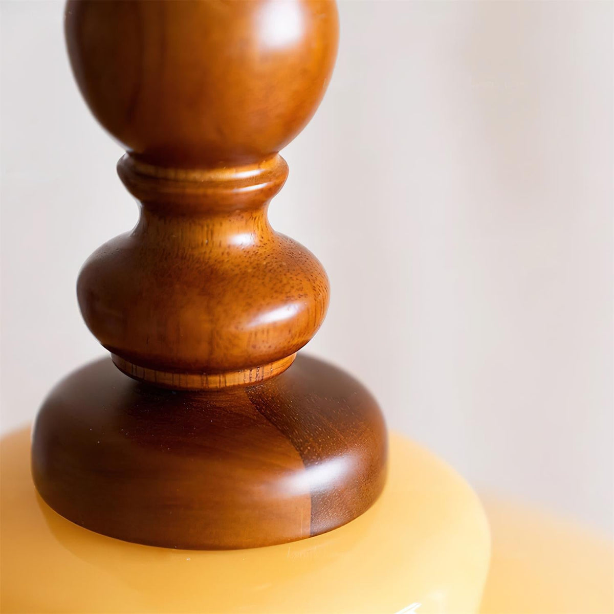 Lámpara colgante de vidrio amarillo con acento de madera de nogal