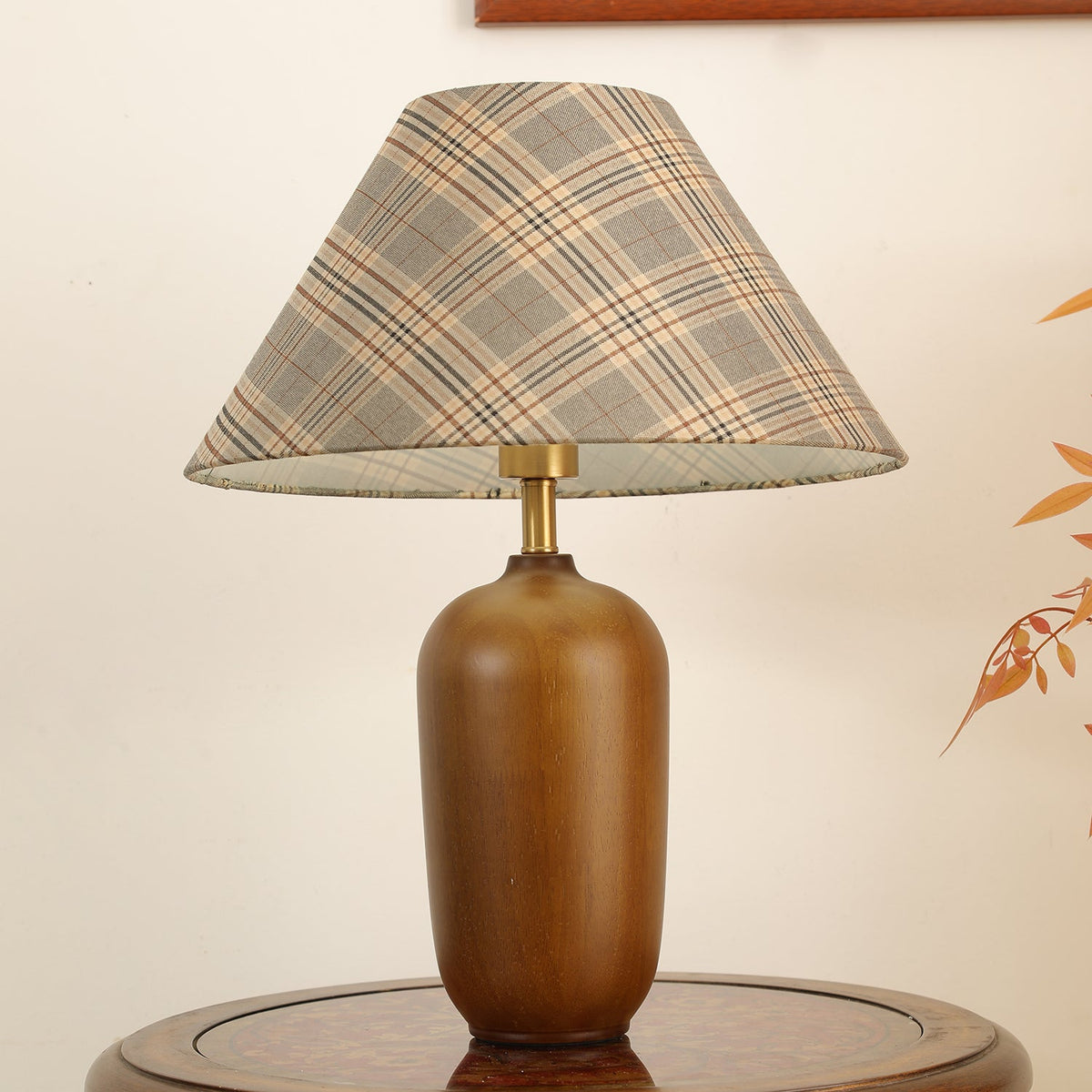 Sienna lámpara de mesa de madera y tejido clásico