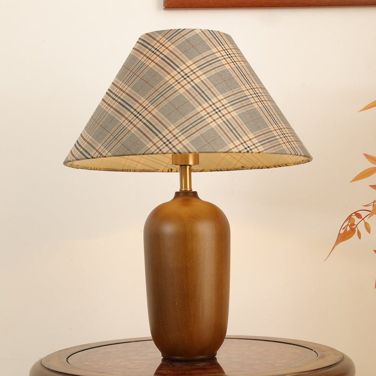 Sienna lámpara de mesa de madera y tejido clásico