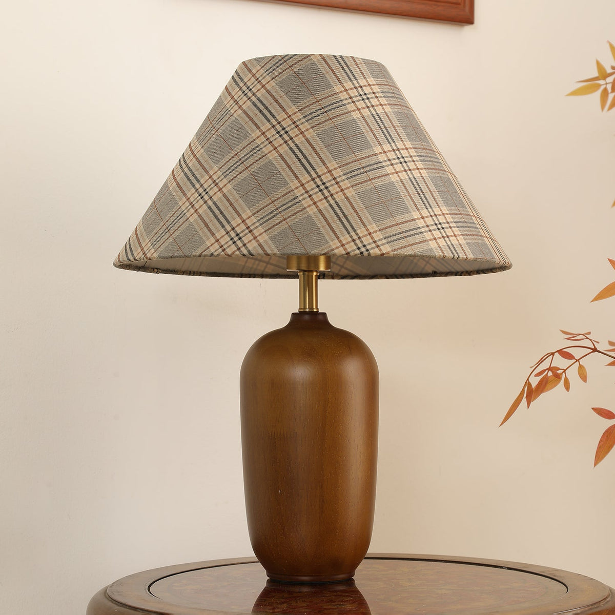 Sienna lámpara de mesa de madera y tejido clásico