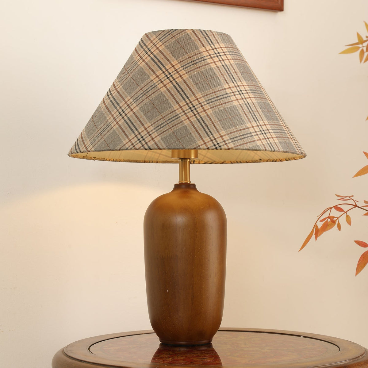 Sienna lámpara de mesa de madera y tejido clásico