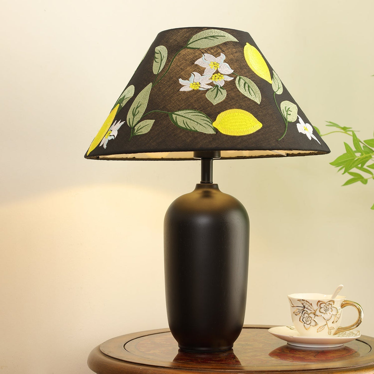 Sienna lámpara de mesa de madera y tejido clásico