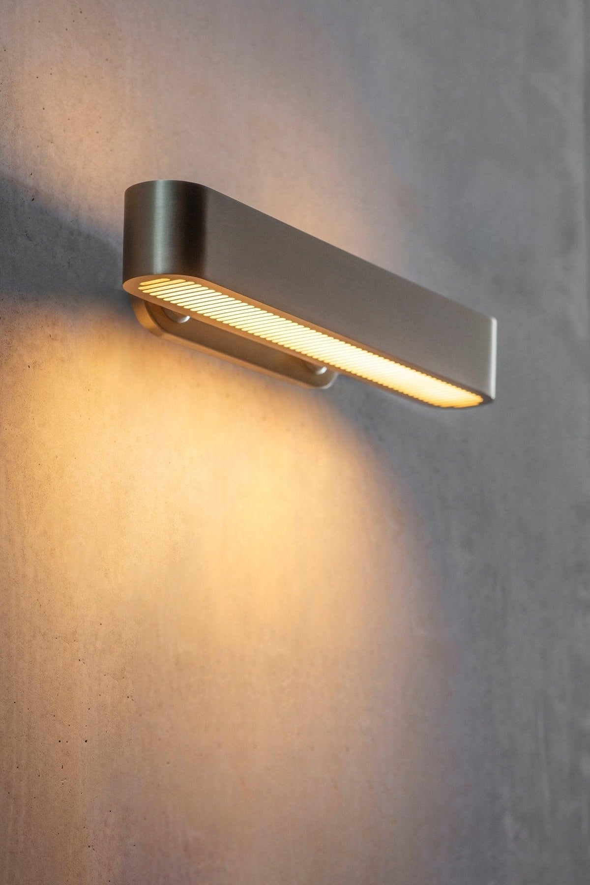 Oriararia aplique de pared latón rejilla ranurada