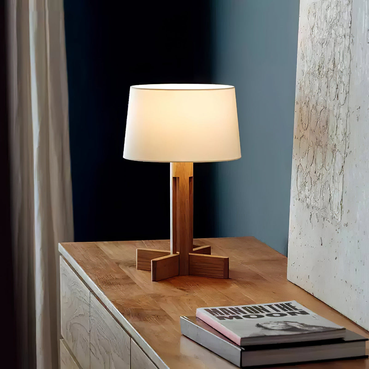 Rinivena lámpara de mesa contemporánea de madera y tejido