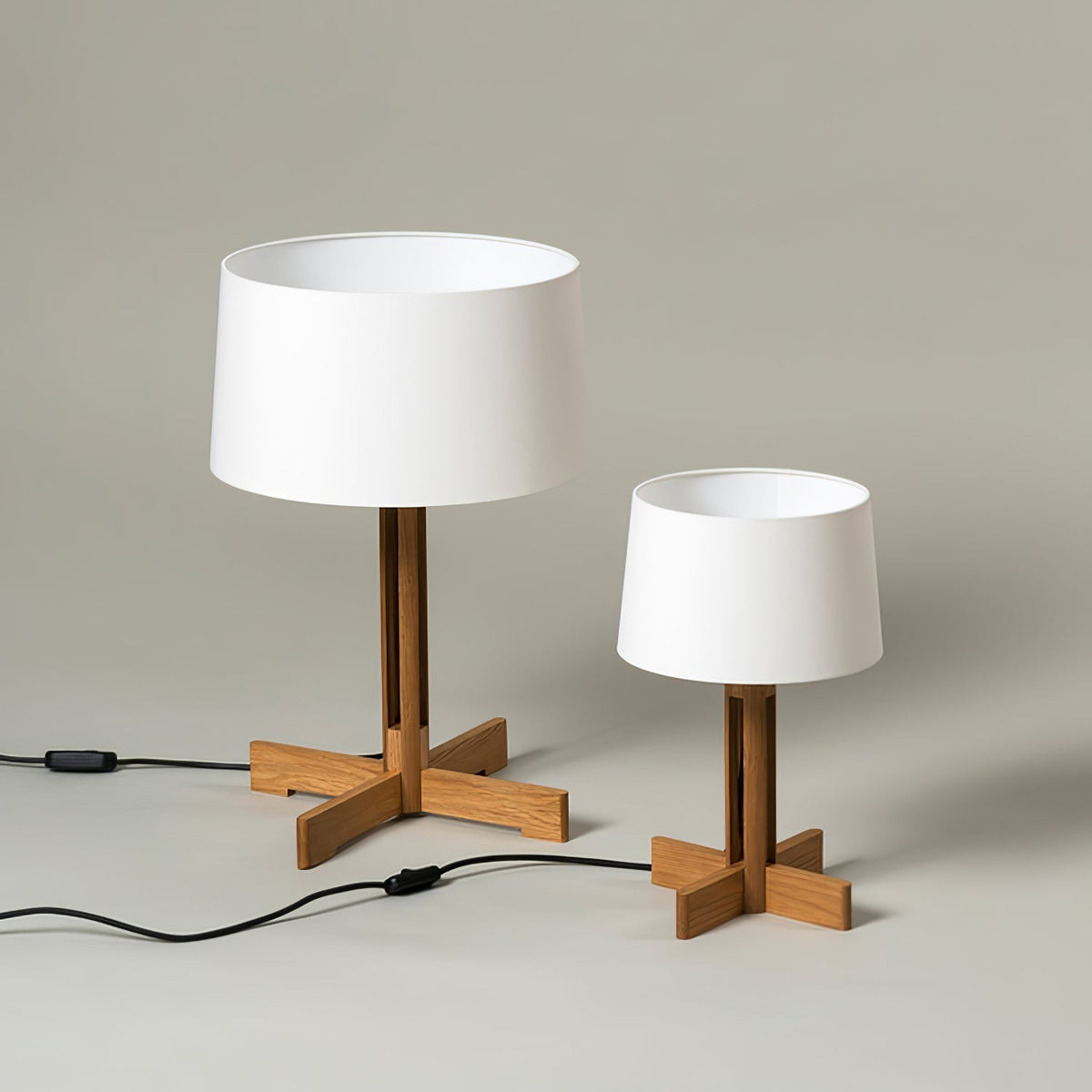 Rinivena lámpara de mesa contemporánea de madera y tejido