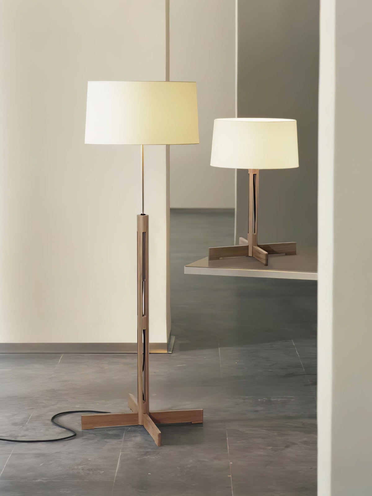 Rinivena lámpara de mesa contemporánea de madera y tejido