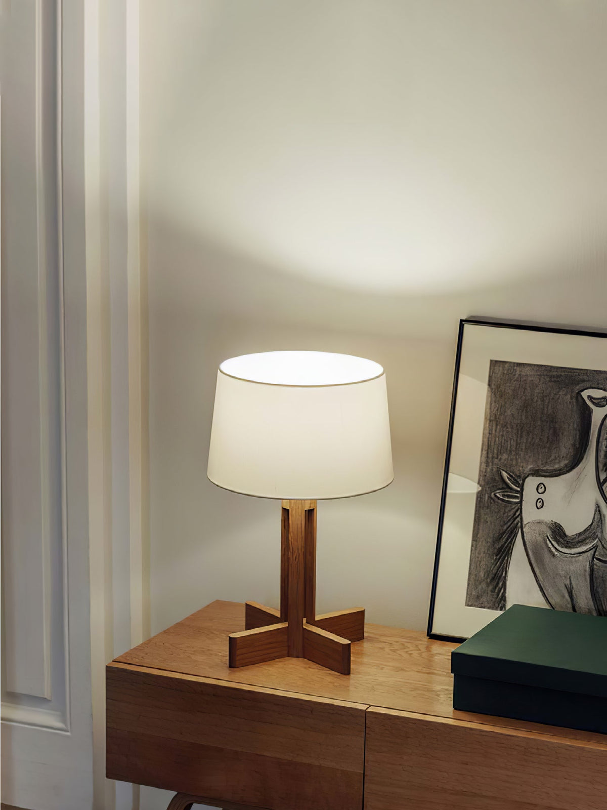 Rinivena lámpara de mesa contemporánea de madera y tejido
