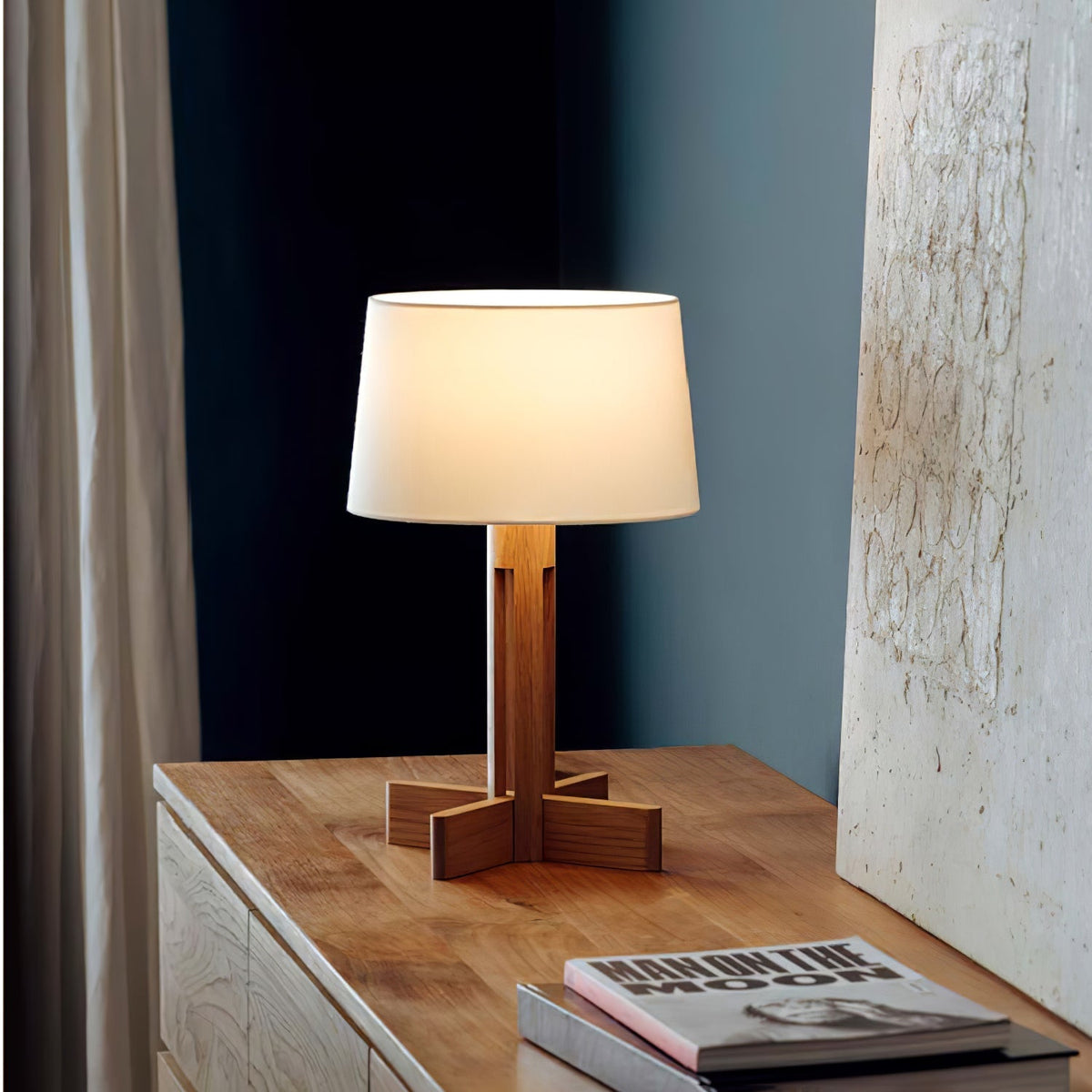 Rinivena lámpara de mesa contemporánea de madera y tejido