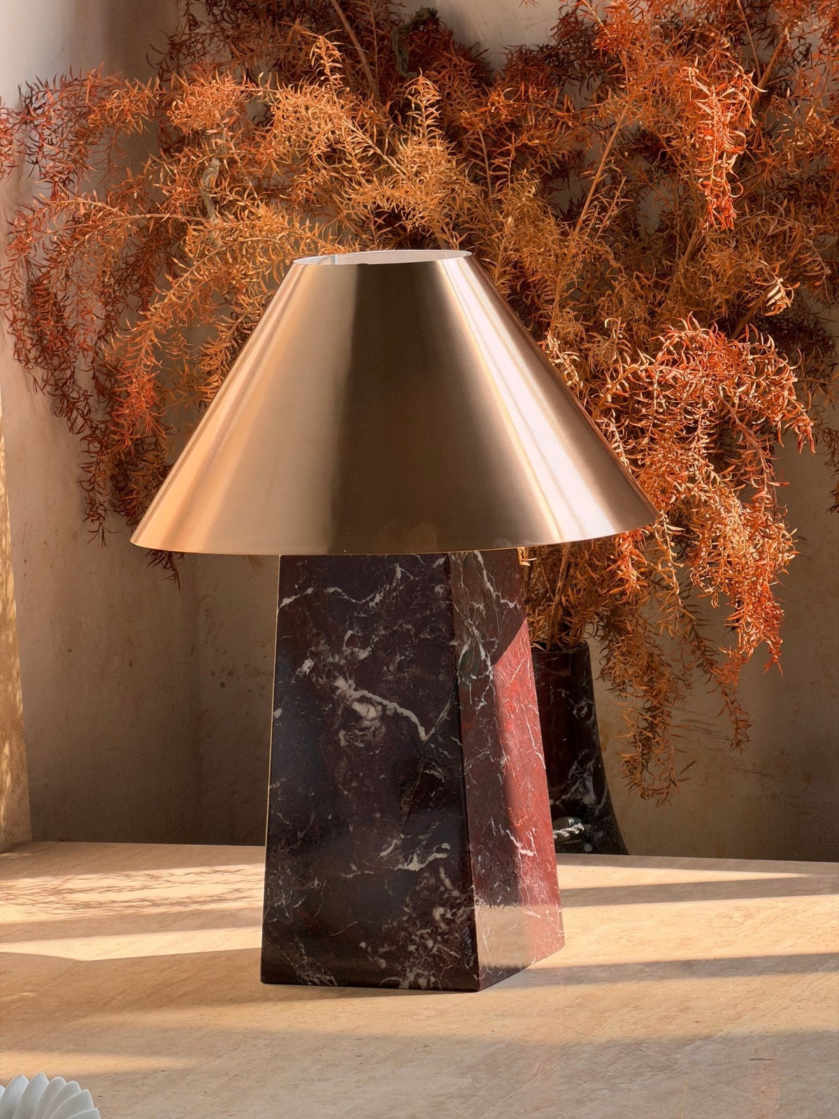 Conic lámpara de mesa de mármol