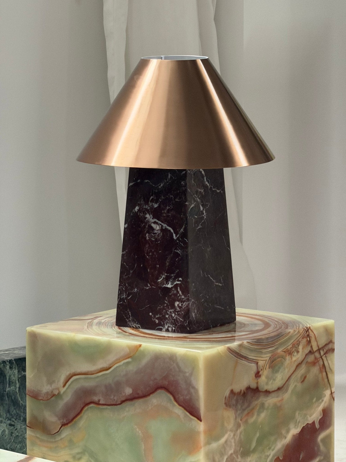 Conic lámpara de mesa de mármol