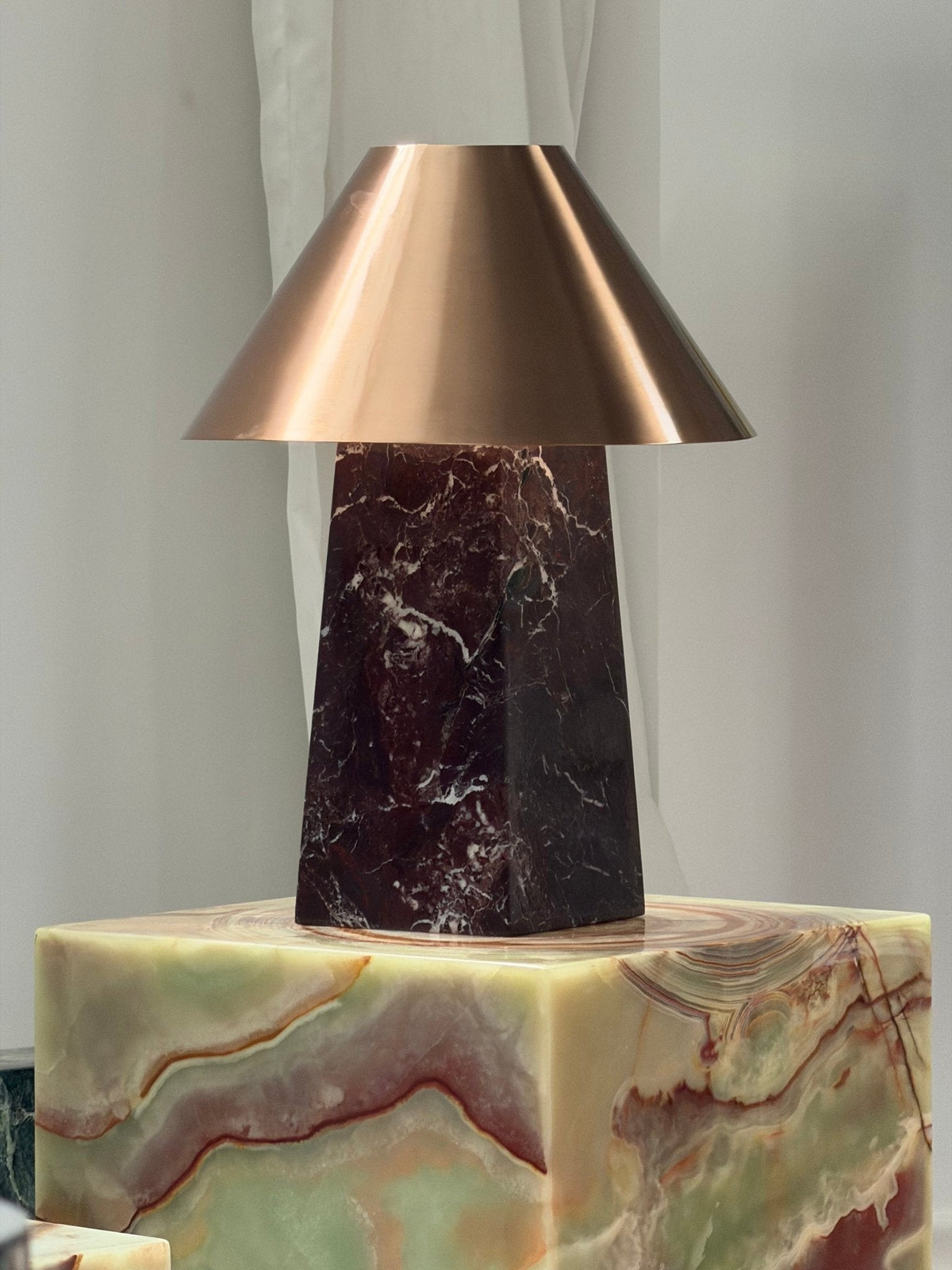 Conic lámpara de mesa de mármol
