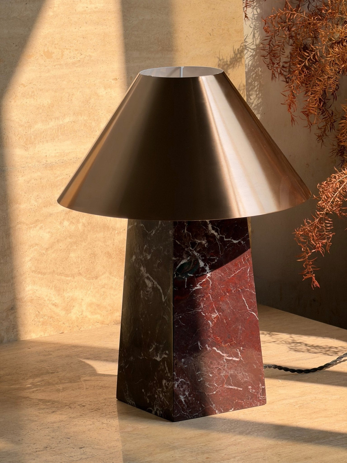 Conic lámpara de mesa de mármol