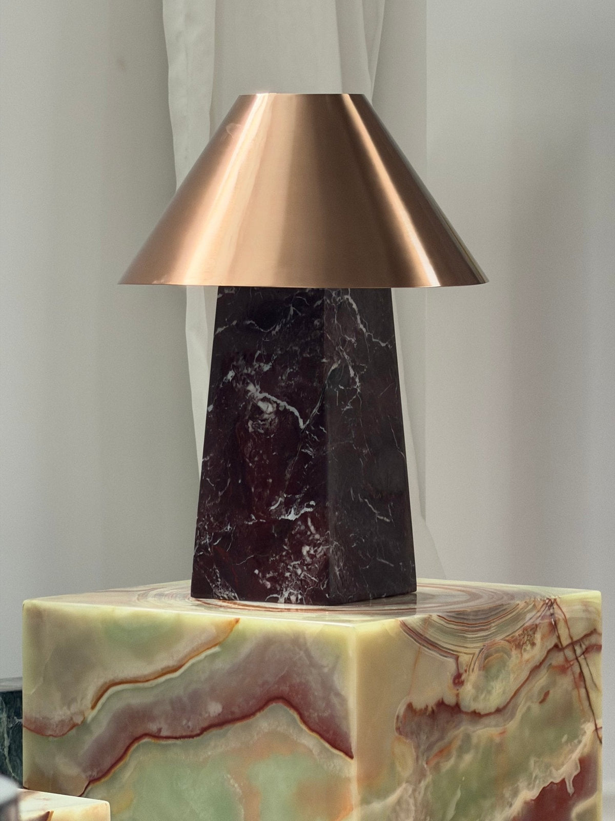 Conic lámpara de mesa de mármol