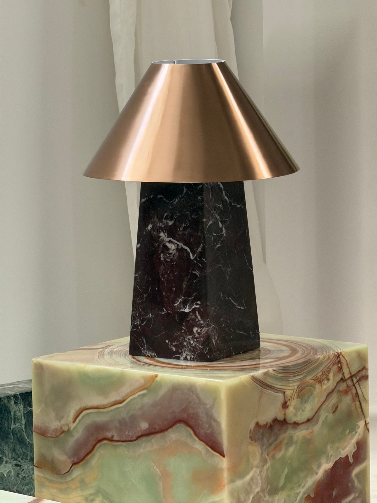 Conic lámpara de mesa de mármol