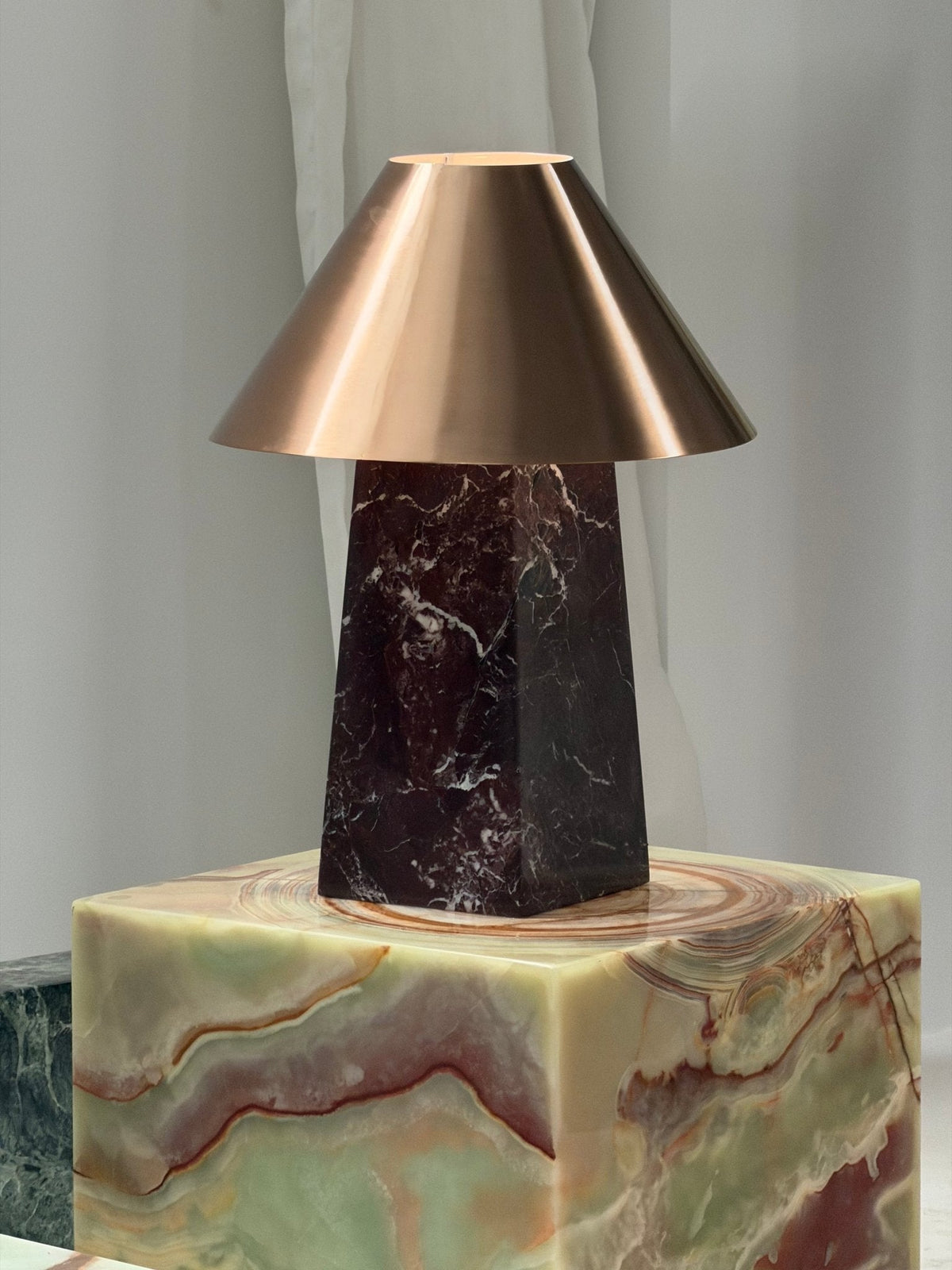 Conic lámpara de mesa de mármol