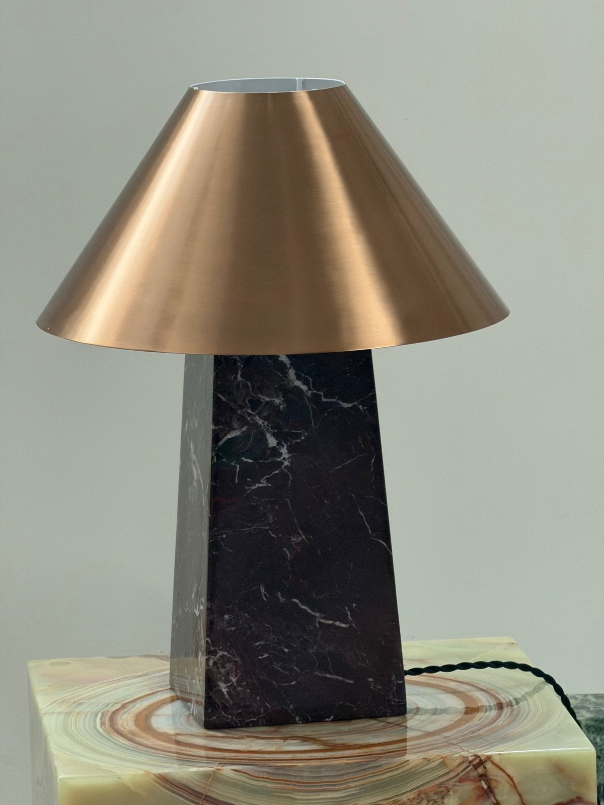 Conic lámpara de mesa de mármol