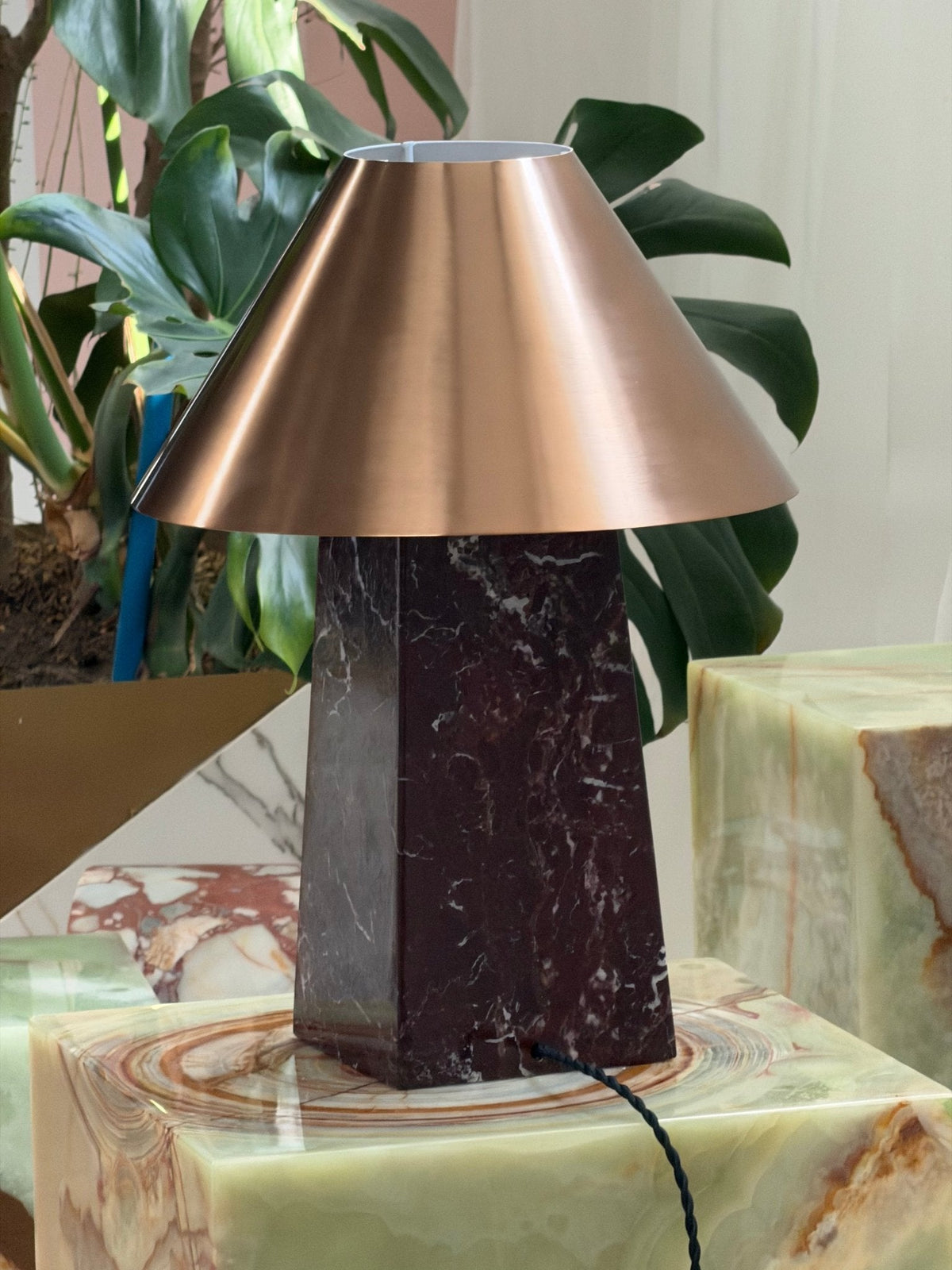Conic lámpara de mesa de mármol
