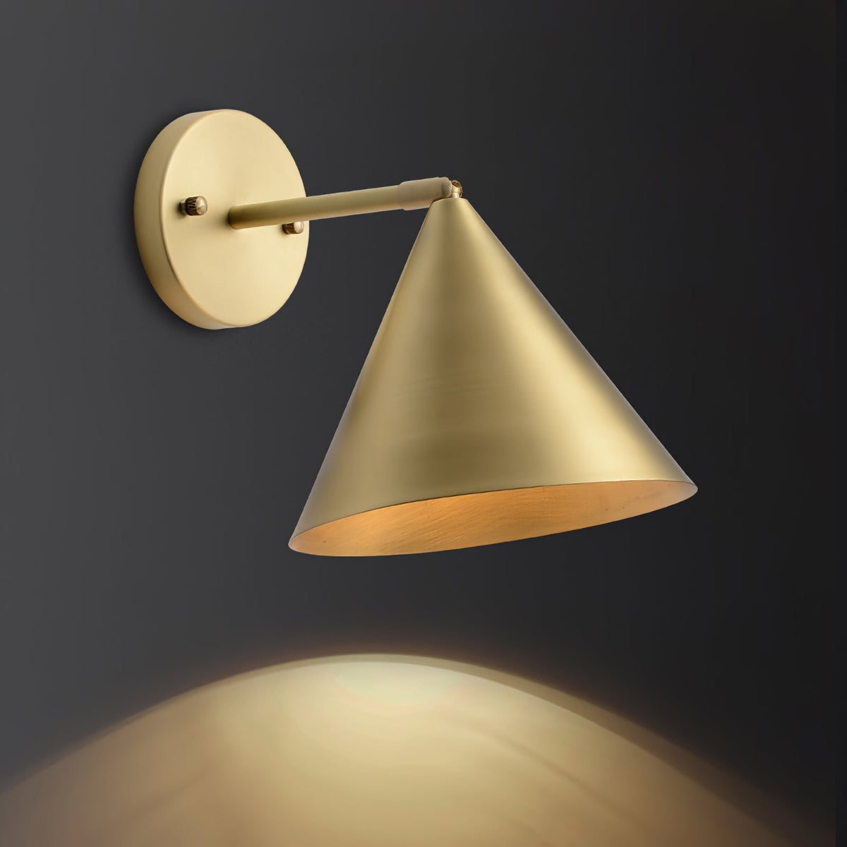 Serowen aplique de pared con pantalla cónica en latón minimalista